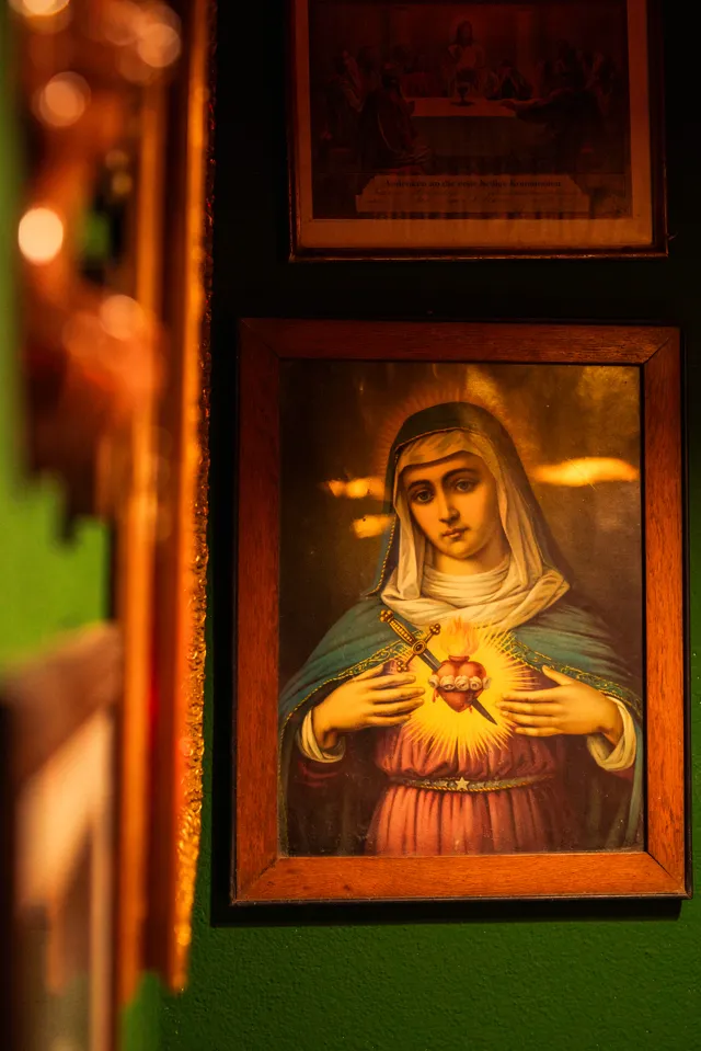 Die grüne Nische mit Herz-Jesu-Bild, warmem Lampenlicht und alten Büchern