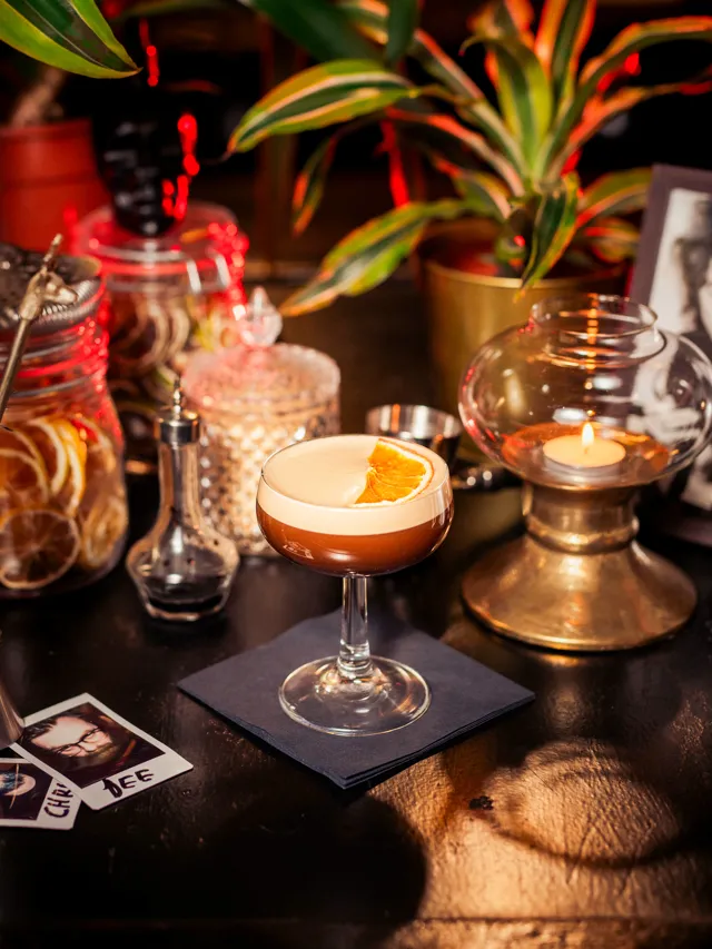 Cocktail-Nahaufnahme in warmem Licht